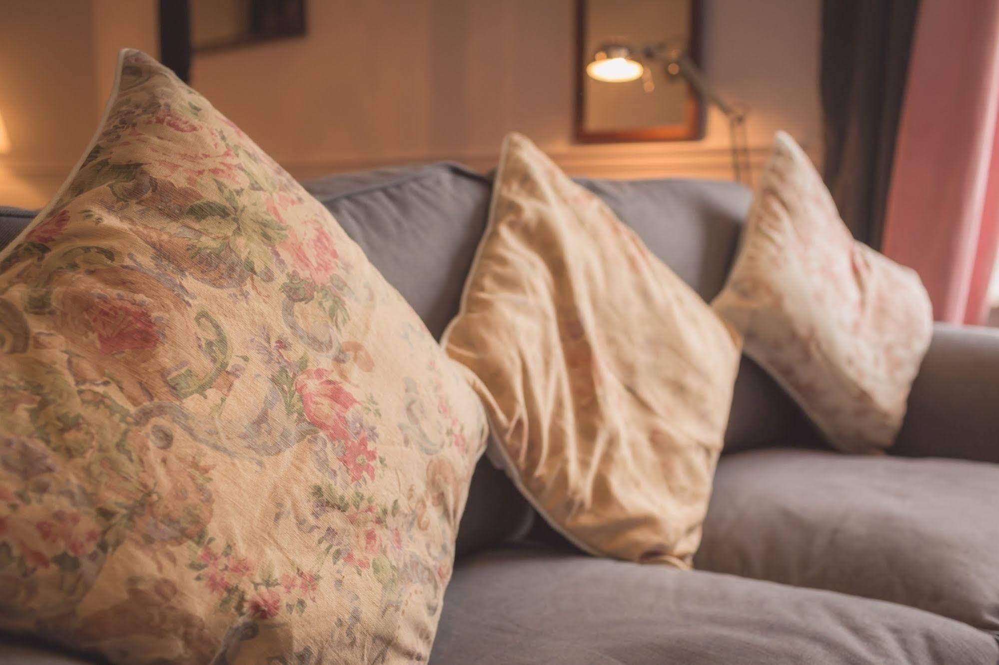 The Bower Inn Μπριτζγουότερ Εξωτερικό φωτογραφία Cushions on a sofa